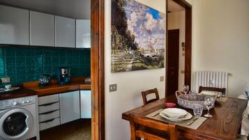 Kühlschrank, Mikrowelle, Wasserkocher mit Kaffee-/Teezubehör, Toaster