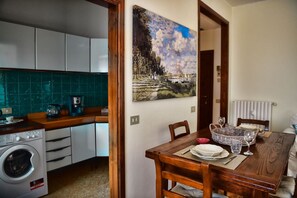 Kühlschrank, Mikrowelle, Wasserkocher mit Kaffee-/Teezubehör, Toaster