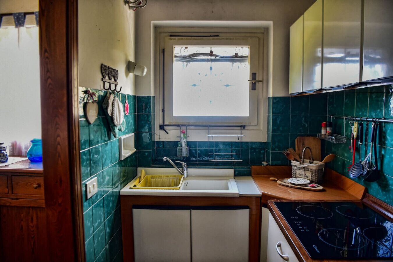 Kühlschrank, Mikrowelle, Wasserkocher mit Kaffee-/Teezubehör, Toaster