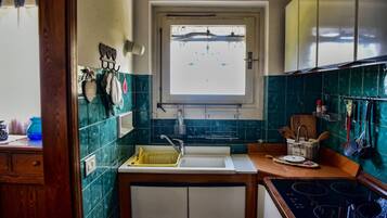 Kühlschrank, Mikrowelle, Wasserkocher mit Kaffee-/Teezubehör, Toaster