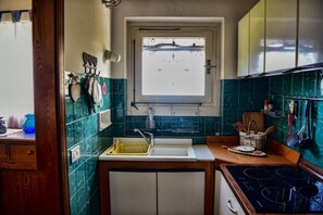 Kühlschrank, Mikrowelle, Wasserkocher mit Kaffee-/Teezubehör, Toaster