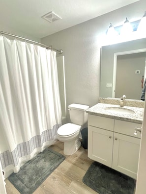 Towels, soap, toilet paper - Fully Furnished 3BR Home for 30–90 Day Stays in Lakeland (Lakeland)