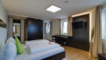 Double Room | Desk, iron/ironing board, free WiFi