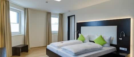 Escritorio, tabla de planchar con plancha y wifi gratis