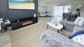 TV, fireplace - Heated Pool & Jacuzzi Pet Friendly- 7 min to Beach No Extra Fees (Palm Coast)