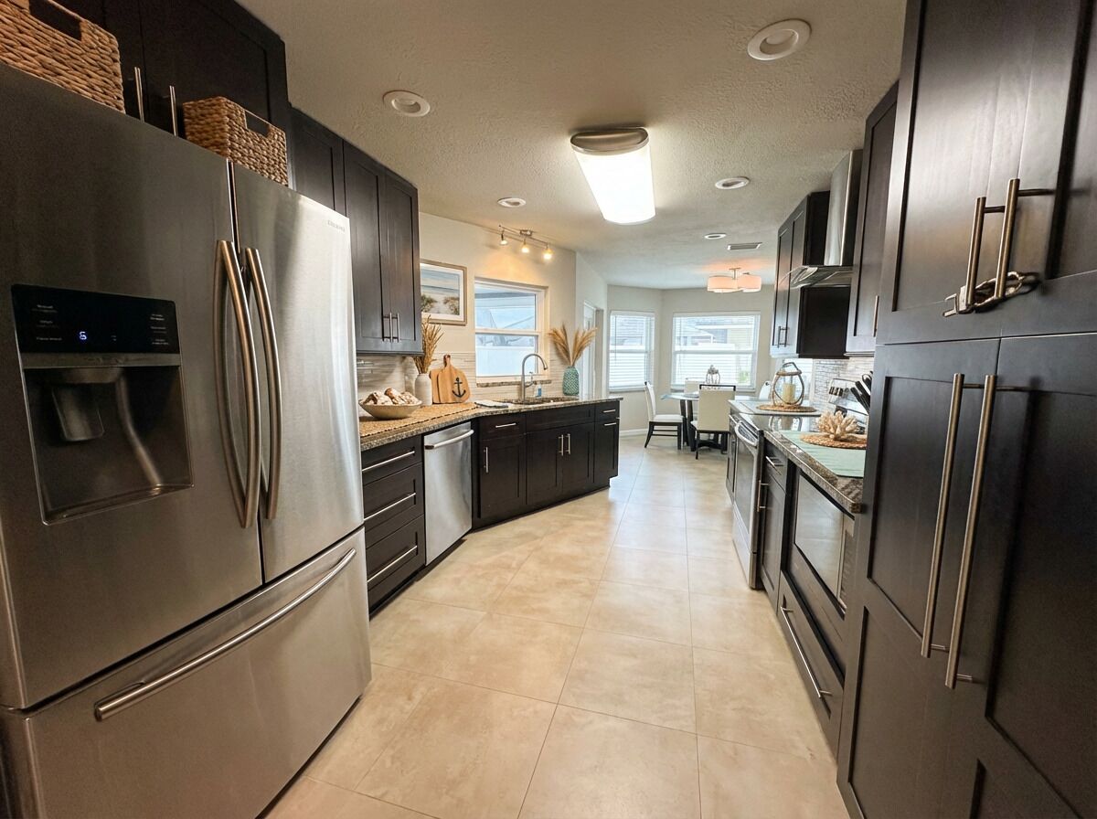 Mikrobølgeovn, ovn, kokeplater og oppvaskmaskin