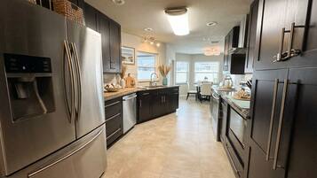 Mikrobølgeovn, ovn, kokeplater og oppvaskmaskin