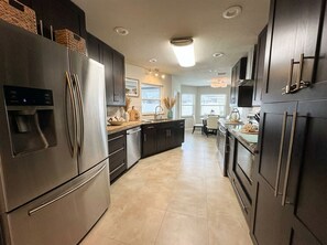 Mikrobølgeovn, ovn, kokeplater og oppvaskmaskin