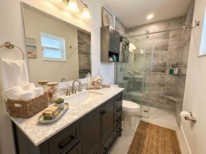 Dusche, Haartrockner, Bidet, Handtücher