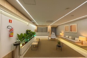 Apartamento standard, sacada, vista para a cidade | Saguão