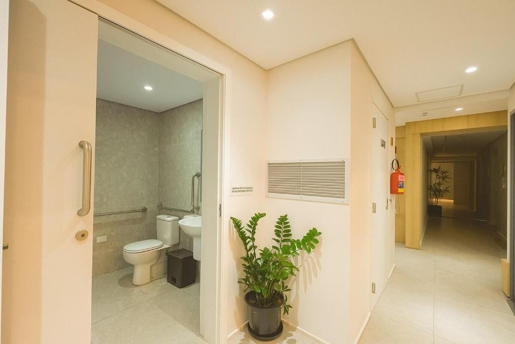 Chuveiro, toalhas de banho, papel higiênico 