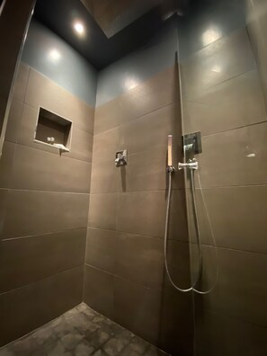 Een douche, een haardroger, een bidet, handdoeken
