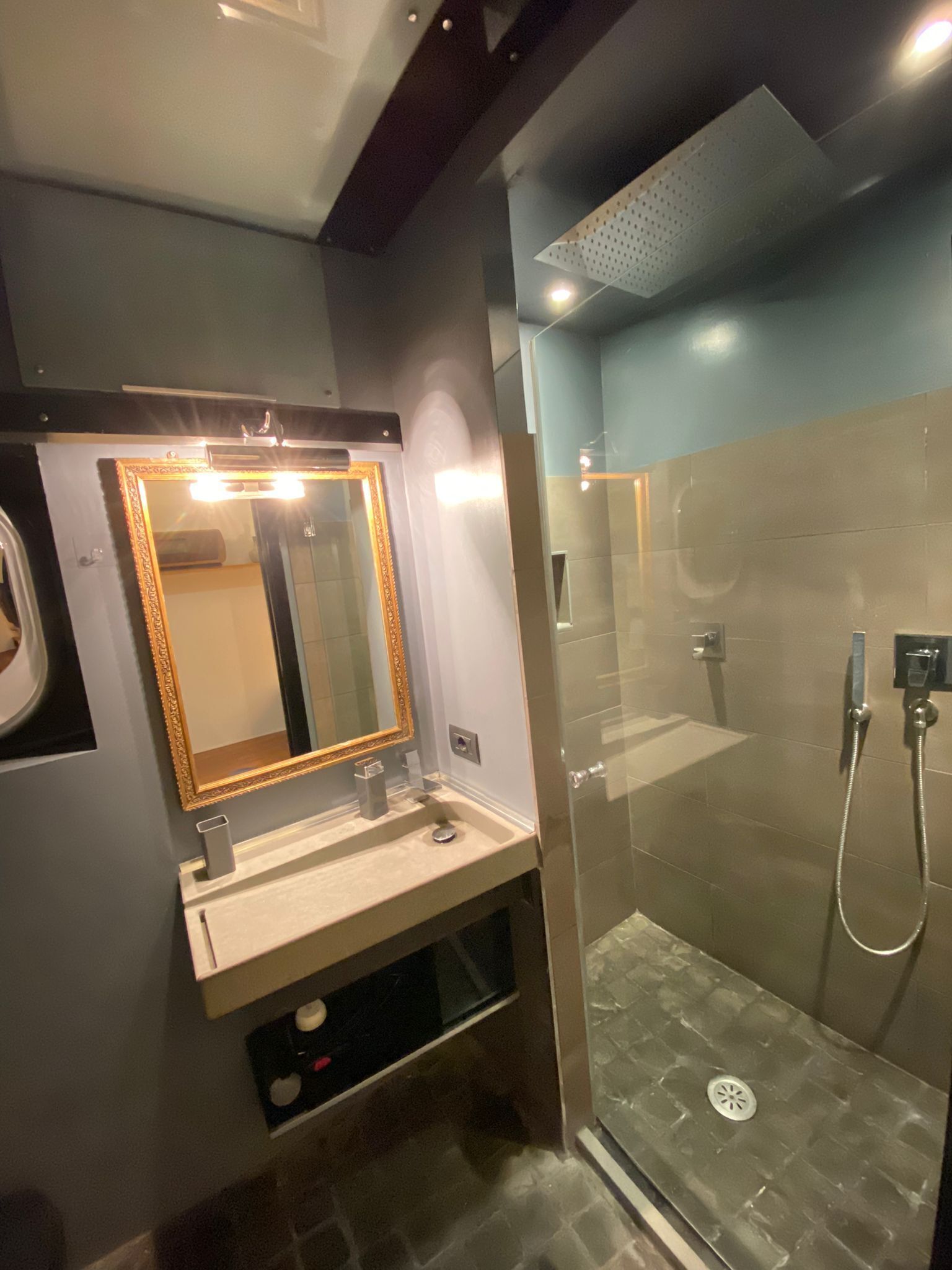 Douche, sèche-cheveux, bidet, serviettes fournies