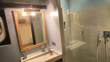 Douche, sèche-cheveux, bidet, serviettes fournies