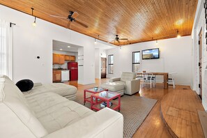 Smart TV, libri, monitor per computer