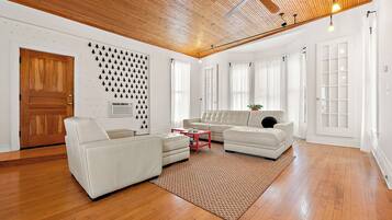 Smart TV, libri, monitor per computer