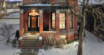 Elegant Detroit home, 1BR/1BA near downtown, parks, dining and culture vibes