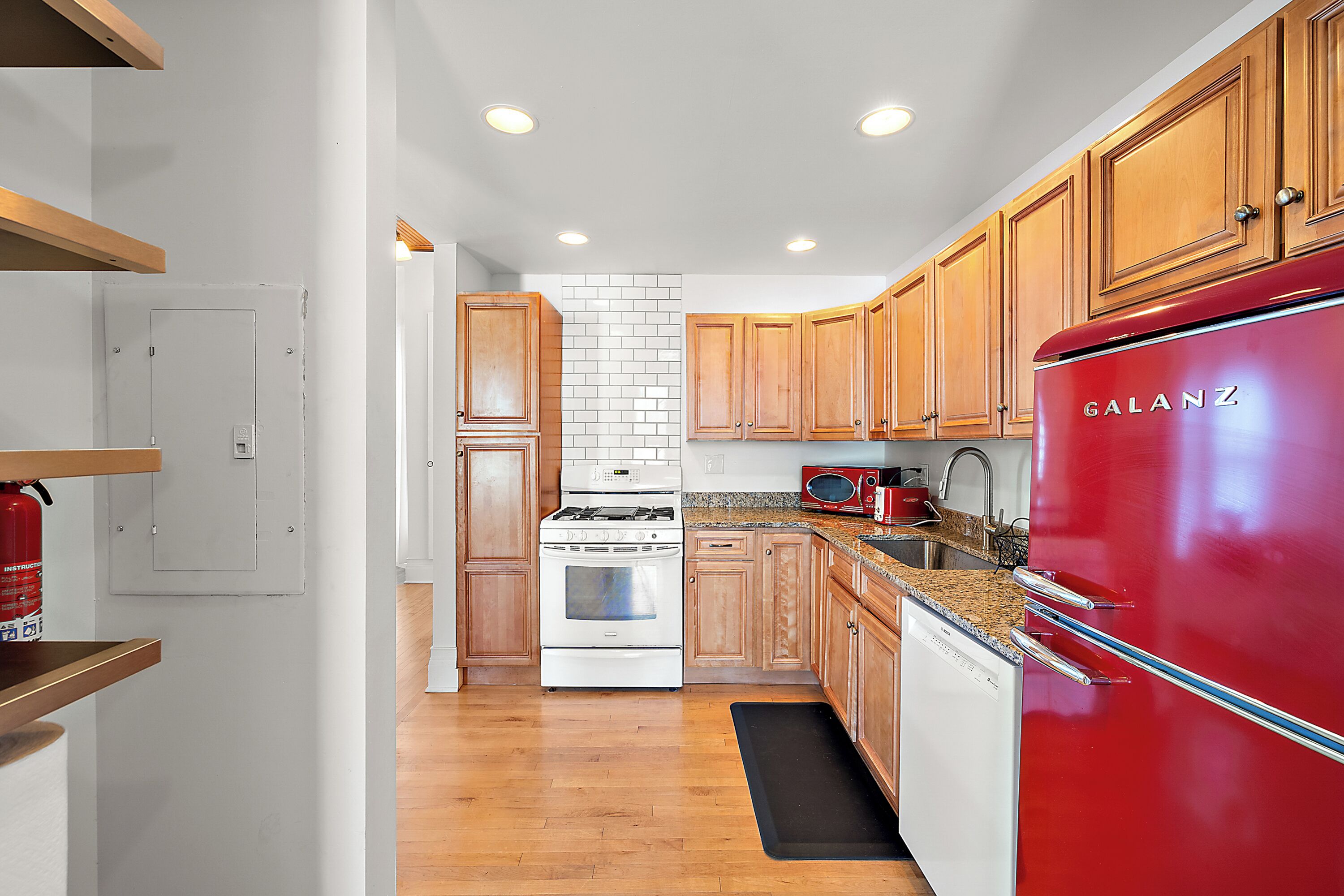 Frigorifero, microonde, forno, piano cottura