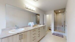 Douche, séchoir à cheveux, serviettes fournies, savon