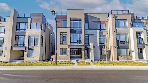 Modern 4Bed Home in Richmond Hill /Rooftop Terrace & EV Charger