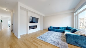 Living area - Modern 4Bed Home in Richmond Hill /Rooftop Terrace & EV Charger (Richmond Hill)