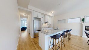 Coffee/tea maker, fridge, microwave, oven - Modern 4Bed Home in Richmond Hill /Rooftop Terrace & EV Charger (Richmond Hill)