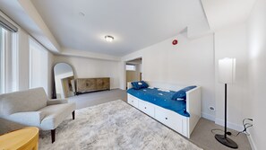 4 chambres, coffre-fort, bureau, fer et planche à repasser
