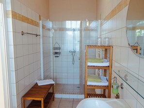 Shower, hair dryer, towels, soap - Apartment 3 - Rose - Garden apartment with terrace & four-poster bed (Temmen-Ringenwalde)