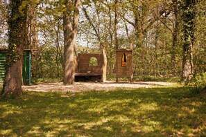 Property grounds - Apartment 3 - Rose - Garden apartment with terrace & four-poster bed (Temmen-Ringenwalde)