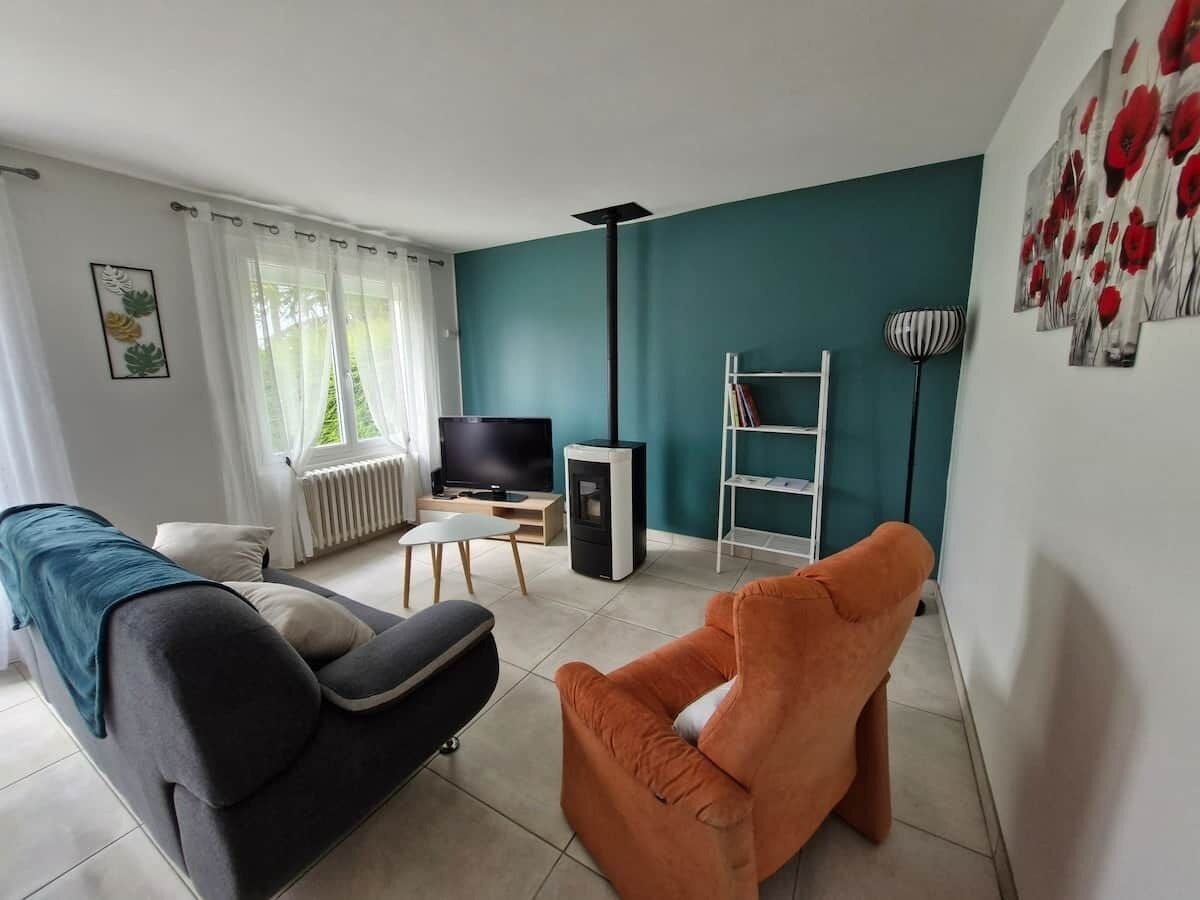 テレビ、暖炉、書庫