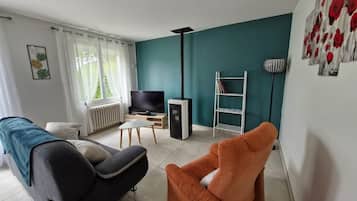 Televisio, takka, kirjoja