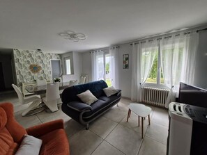 Unclassified image, 2 of 25, button - Quiet house ideal for a family. (Saint-Aignan)