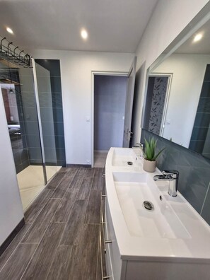 Chuveiro, secador de cabelo, papel higiênico 