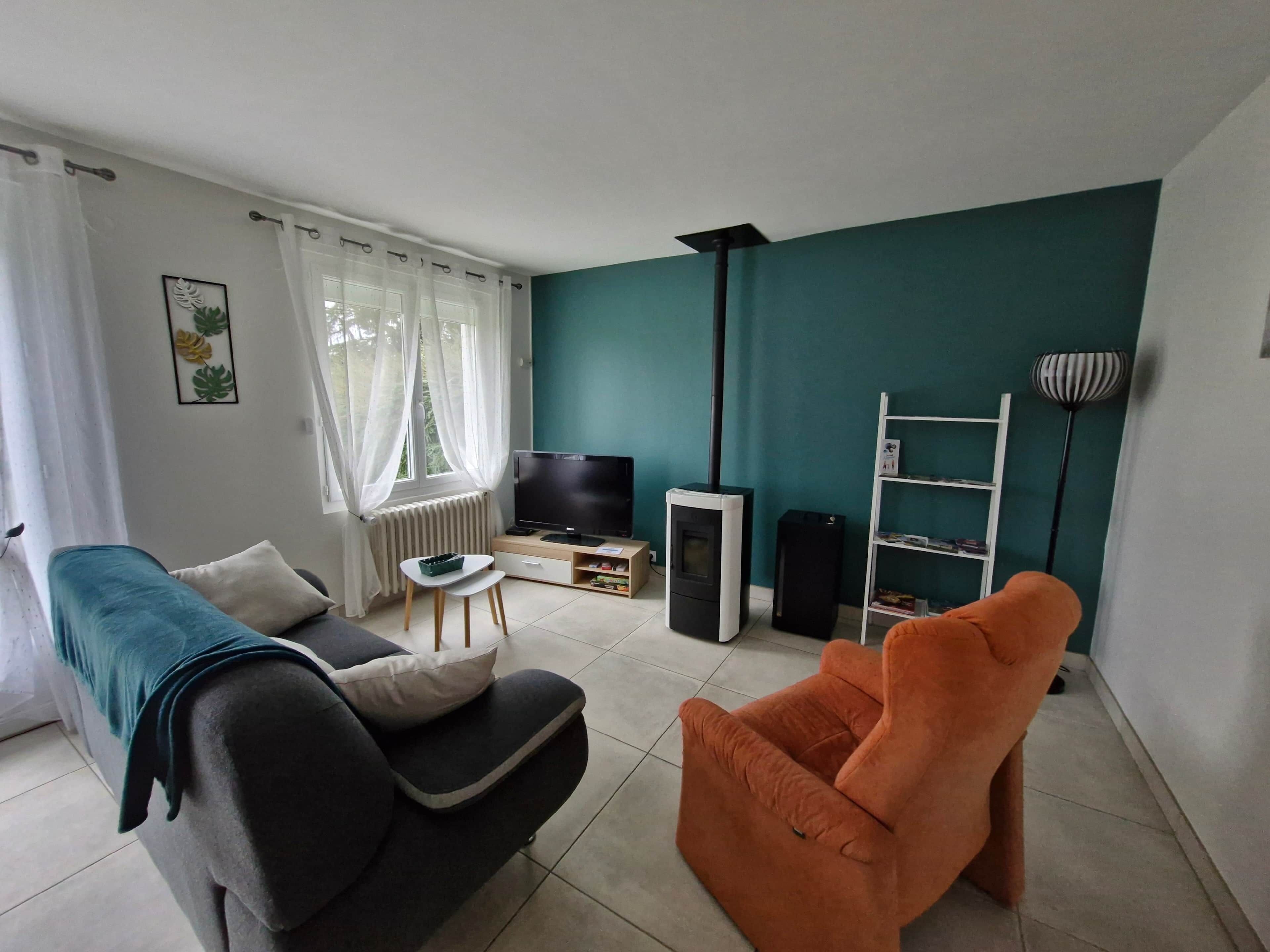 Fernseher, Kamin, Bücher