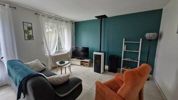 Fernseher, Kamin, Bücher