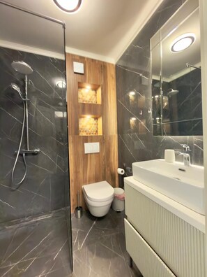 Apartamento superior | Baño | Secador de pelo, toallas, jabón y champú