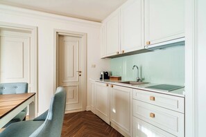 Deluxe-Apartment | Eigene Küche | Herdplatte, Kochgeschirr/Geschirr/Besteck
