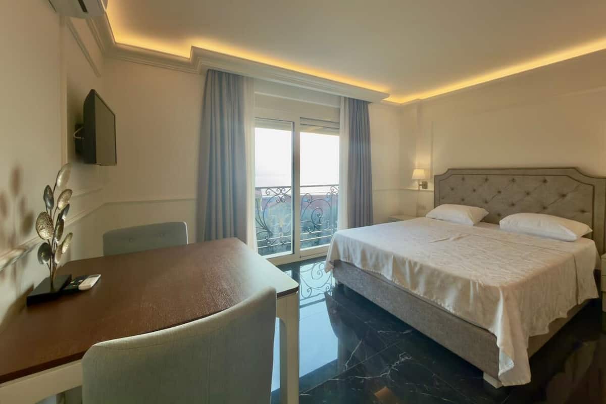 Deluxe Apartment | Desk, laptop workspace, free WiFi