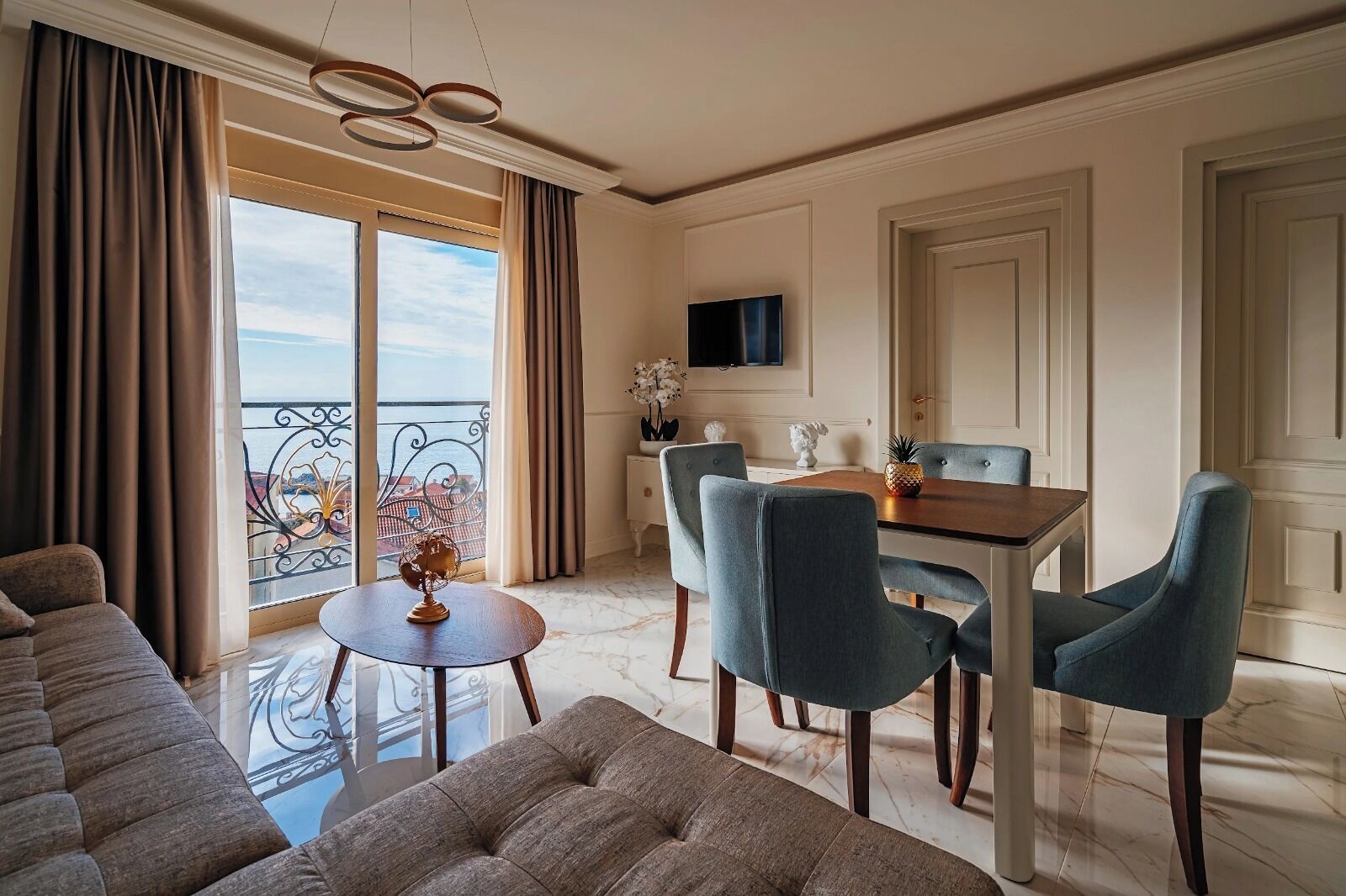 Deluxe appartement, gedeeltelijk uitzicht op zee | Woonruimte