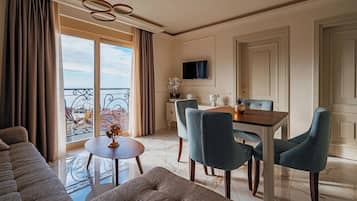 Deluxe appartement, gedeeltelijk uitzicht op zee | Woonruimte