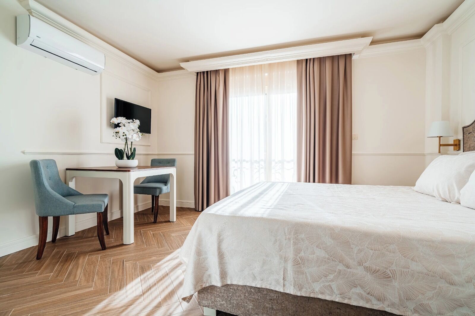 Deluxe-Studio, eingeschränkter Meerblick | Schreibtisch, laptopgeeigneter Arbeitsplatz, kostenloses WLAN