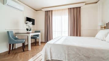 Escritorio, espacio para trabajar con laptop y wifi gratis