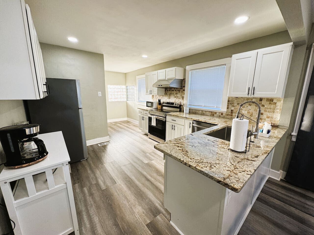 Kylskåp, mikrovågsugn, ugn och spishäll