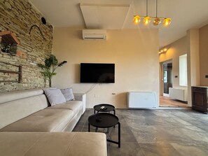 Smart TV - Relais Portaluna Serena / 1BR + Studio, Sleeps 4, Garden, Langhe Views (Piemonte)