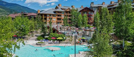 Alberca al aire libre y alberca climatizada