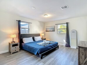 5 bedrooms, iron/ironing board, WiFi, bed sheets - Spacious Tampa Stay • Large Yard • 15 Guests (Tampa)