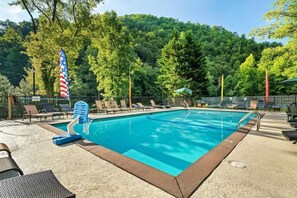 Pool - 3BR w/Hot Tub*Putting Green*Firepit*Community Pool (Pigeon Forge)