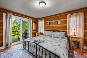 3 bedrooms, desk, iron/ironing board, travel cot - 3BR w/Hot Tub*Putting Green*Firepit*Community Pool (Pigeon Forge)