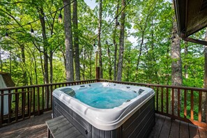 Outdoor spa tub - 3BR w/Hot Tub*Putting Green*Firepit*Community Pool (Pigeon Forge)