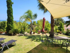 Outdoor dining - Apartment with garden and sea view in Sta.Cristina, Blanes (Blanes)